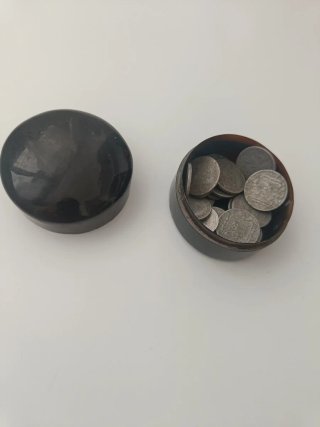 Lote de monedas antiguas en cajita