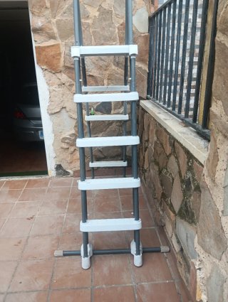 Escalera Piscina Metal y Plástico 5 peldaños .