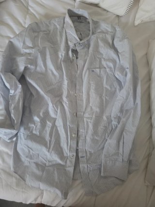 Caja con ropa de hombre