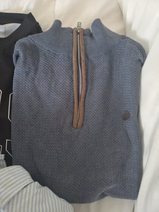 Caja con ropa de hombre