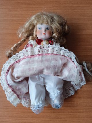 Muñeca de porcelana antigua