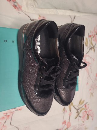 Zapatos cómodos mujer negros y plateados