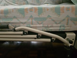 Barandilla de seguridad articulada para cama