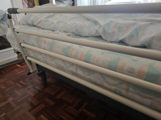 Barandilla de seguridad articulada para cama