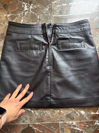 Falda H&M efecto piel negra Talla S