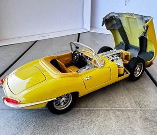 Jaguar E-Type Cabriolet 1961 Bburago