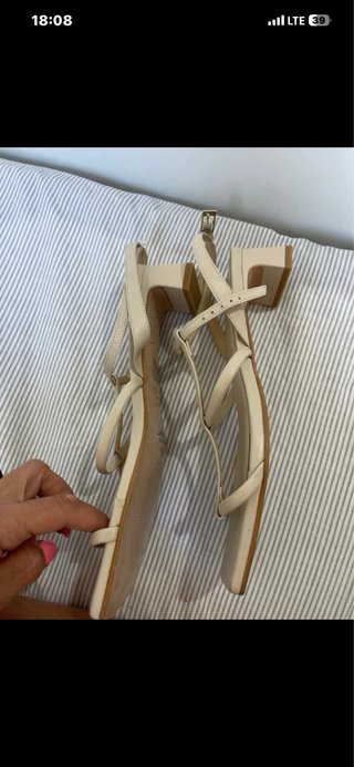 Sandalia entera de piel intrend, precio 107€