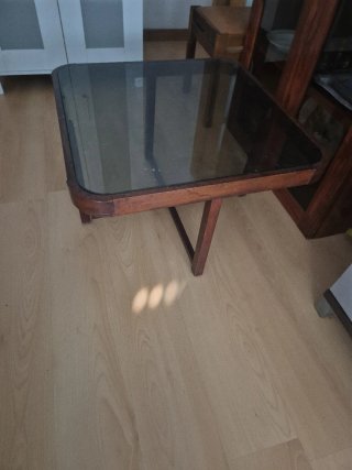 Librero de madera y cristal