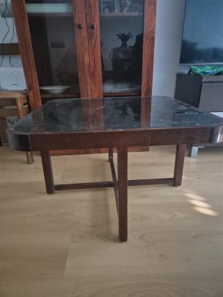 Librero de madera y cristal