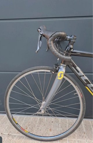 Bicicleta Scott Negra con Detalles Amarillos