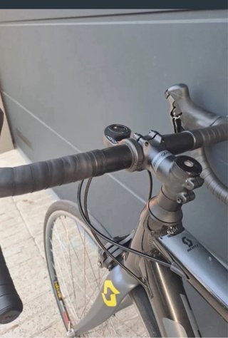Bicicleta Scott Negra con Detalles Amarillos