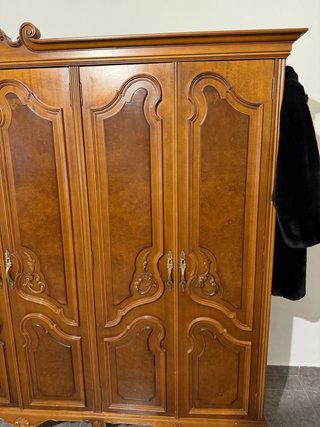 Armario clásico de madera