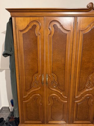 Armario clásico de madera