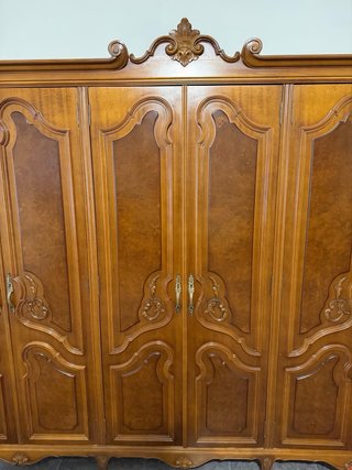 Armario clásico de madera