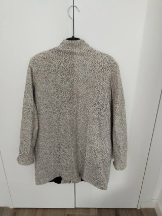Abrigo Stradivarius gris y negro