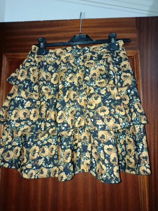 Falda volantes floral negra y amarilla