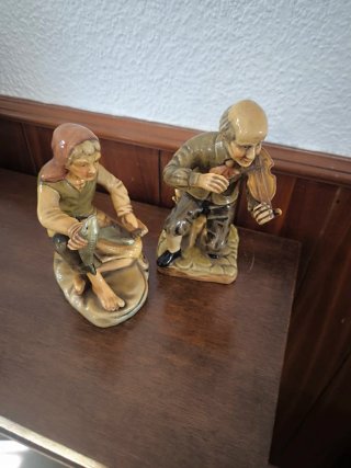 2 Figuras Porcelana: Violinista y Pescadora