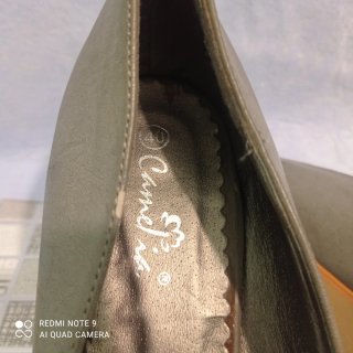 Sandalias grises con lazo y tachas. Nuevas