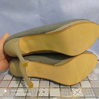 Sandalias grises con lazo y tachas. Nuevas