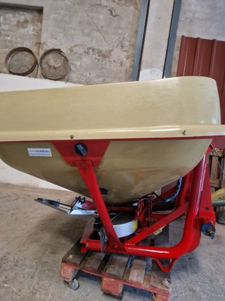 Abonadora Aguirre 1500kg