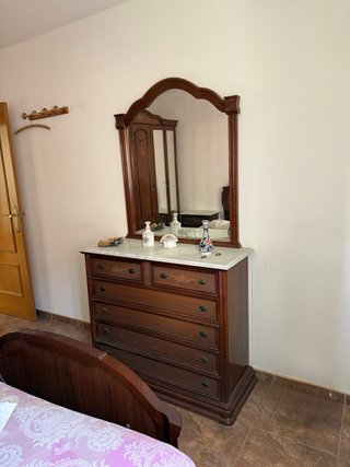 Tocador de madera con espejo y mármol