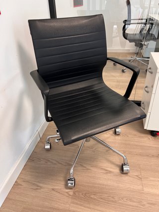 Silla de escritorio negra patas metal