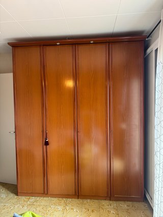 Armario de madera marrón espacioso