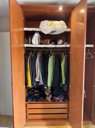 Armario de madera marrón espacioso
