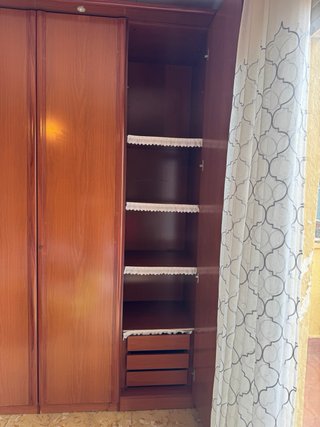 Armario de madera marrón espacioso