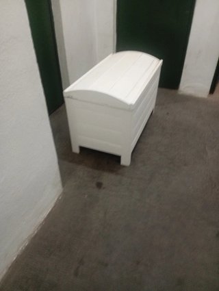 Pequeño baúl de madera blanco