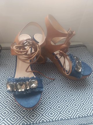 Sandalias vaqueras tacón alto con tiras