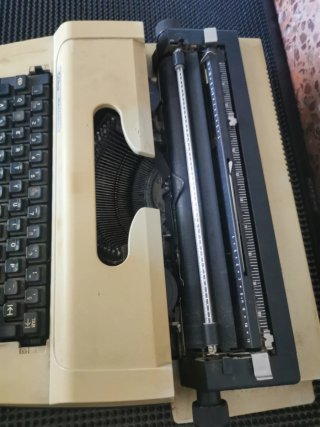 Máquina de escribir Erika eléctrica
