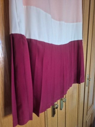 Vestido Kling rosa y blanco con falda plisada