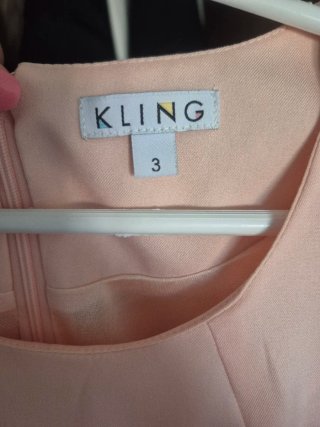 Vestido Kling rosa y blanco con falda plisada