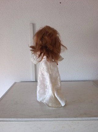 Nancy Novia con el vestido original con etiqueta