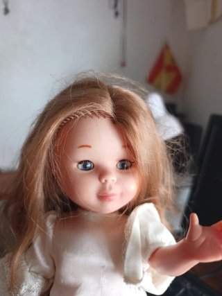 Nancy Novia con el vestido original con etiqueta