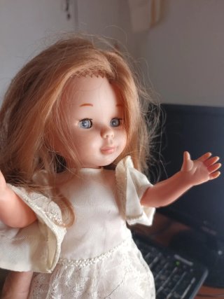 Nancy Novia con el vestido original con etiqueta
