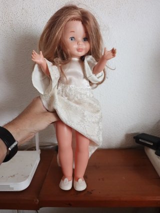 Nancy Novia con el vestido original con etiqueta