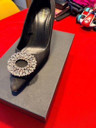 Zapato de fiesta Uterque con pedrería