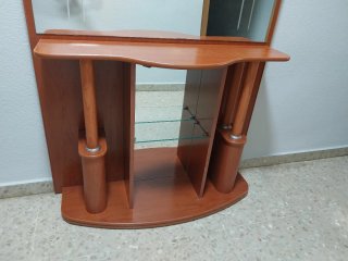 Mueble recibidor de madera y cristal con espejo