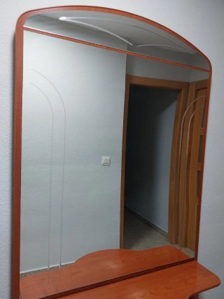 Mueble recibidor de madera y cristal con espejo