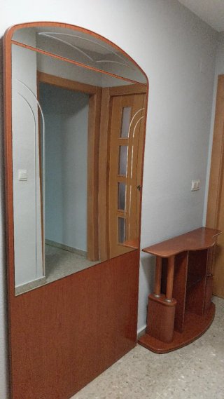 Mueble recibidor de madera y cristal con espejo