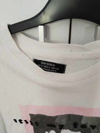 Camiseta Bershka floral con texto