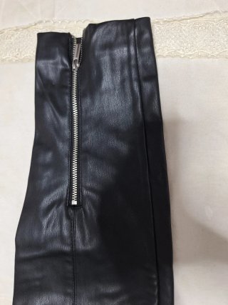 Pantalón negro polipiel efecto cuero