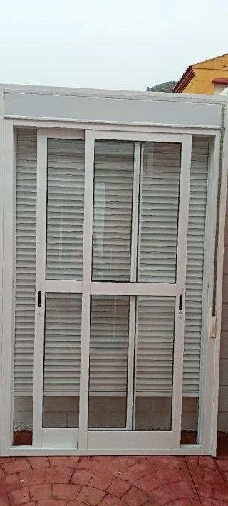 Cierre balcón Crimalit con persiana y mosquitera