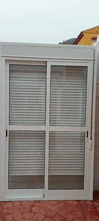 Cierre balcón Crimalit con persiana y mosquitera