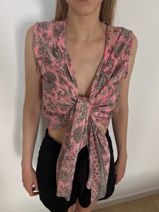 Top anudado de seda rosa estampado