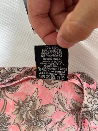 Top anudado de seda rosa estampado