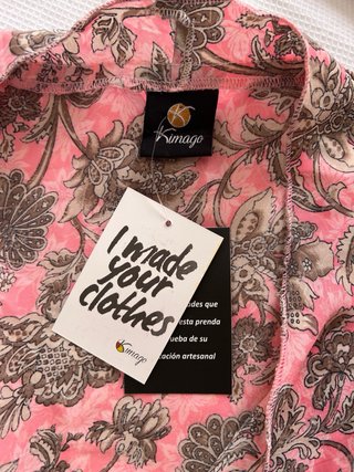 Top anudado de seda rosa estampado