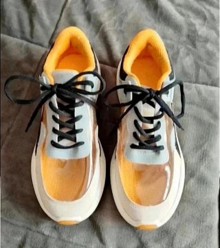 Deportivas transparentes y calcetines.